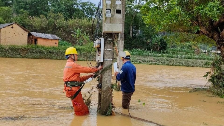 Nỗ lực khắc phục sự cố lưới điện do mưa giông, lũ lụt tại các tỉnh miền núi phía Bắc