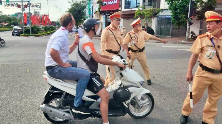 Báo Thái Lan đưa tin HLV Polking vi phạm luật giao thông ở Việt Nam
