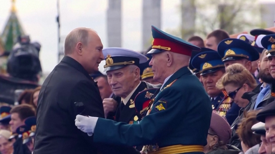 Tổng thống Nga Putin chào hỏi các tướng lĩnh, cựu chiến binh trên Quảng trường Đỏ