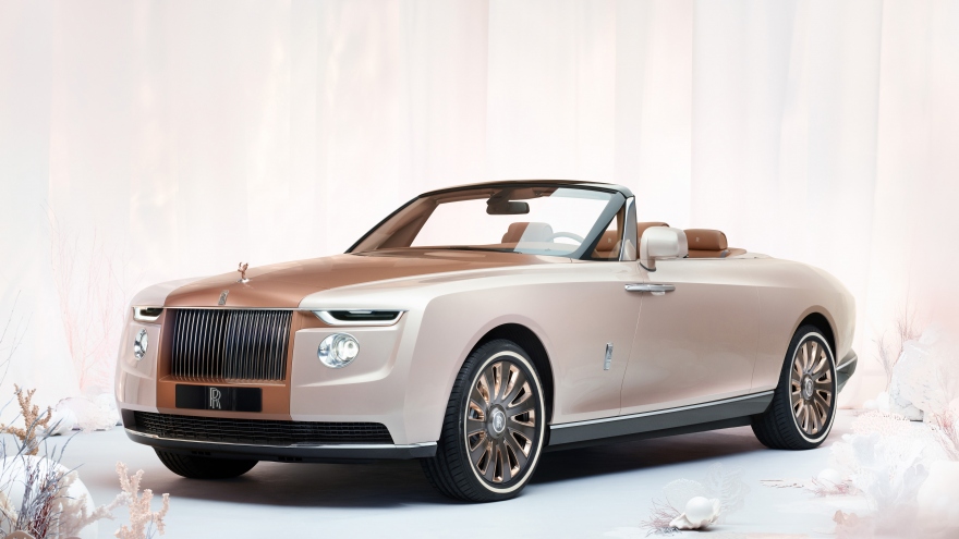 Rolls Royce Cullinan SUV unveiled