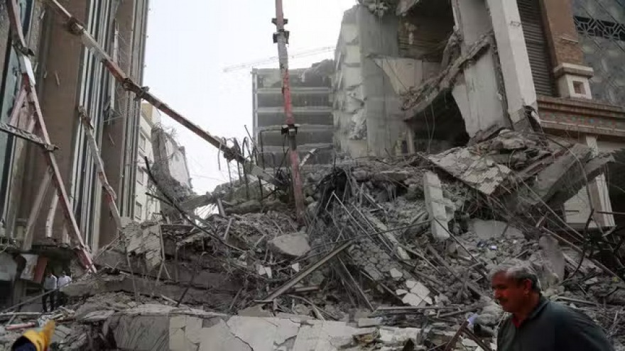Sập nhà 10 tầng ở Iran, hơn 25 người thương vong, 80 người mắc kẹt