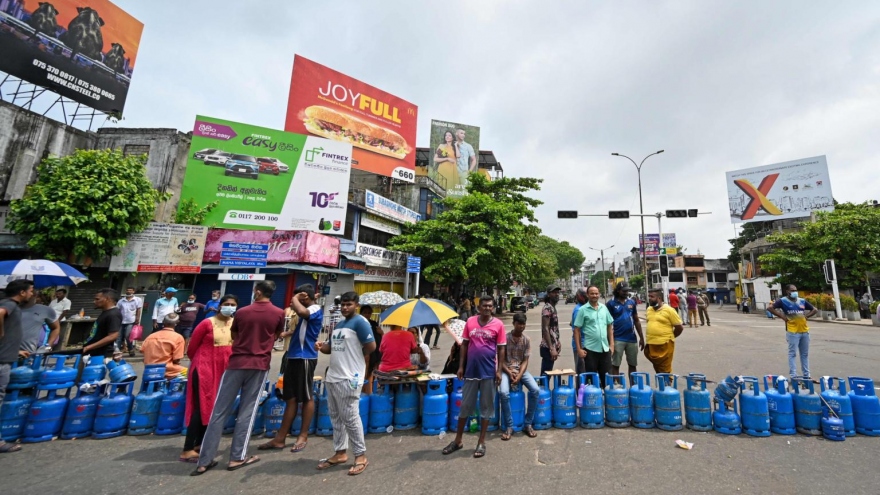 Ngành kinh tế mũi nhọn của Sri Lanka điêu đứng vì hai đòn giáng mạnh liên tiếp