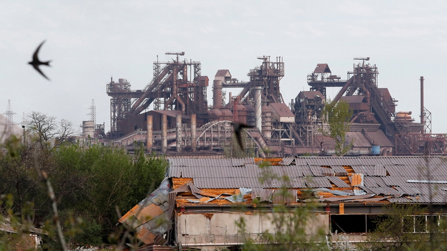 Ukraine cáo buộc Nga lại tiếp tục nã pháo vào nhà máy thép Azovstal