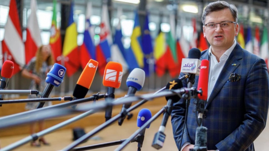 Ngoại trưởng Ukraine chỉ trích NATO "hầu như không hỗ trợ gì cho Kiev"