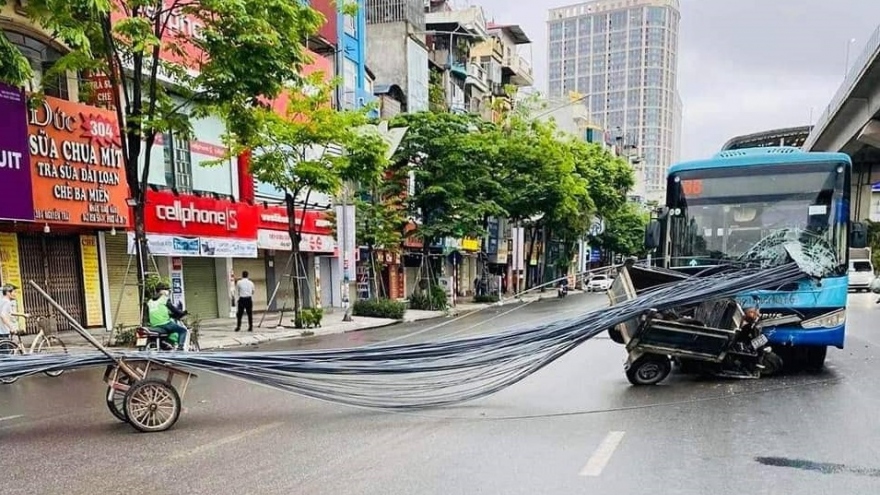 Xe tự chế chở phi sắt đâm thủng đầu xe buýt trên đường phố Hà Nội