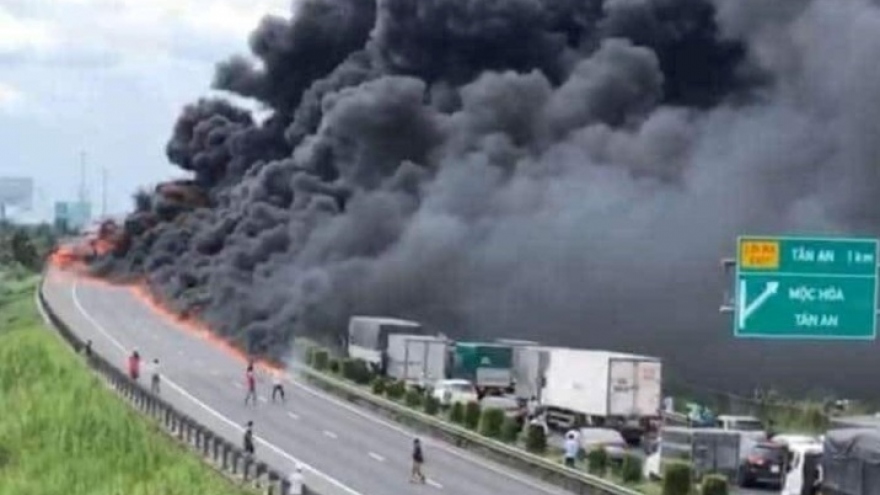 Ô tô chở dầu bốc cháy ngùn ngụt trên cao tốc TP.HCM - Trung Lương