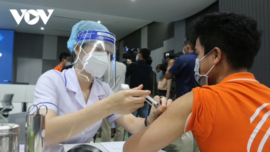 Gần 100% người dân từ 18 tuổi trở lên ở Hà Nội đã tiêm 3 mũi vaccine