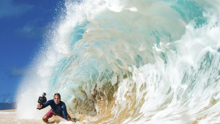 Nhiếp ảnh gia Mỹ chuyên săn tìm những con sóng dữ