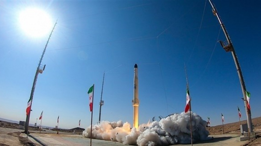 Iran phóng thử tên lửa có cánh mang theo vệ tinh