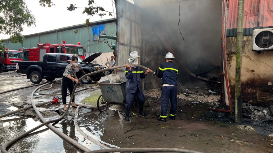 Bà hỏa thiêu rụi gần 1000m2 nhà xưởng lúc rạng sáng ở Hà Nội
