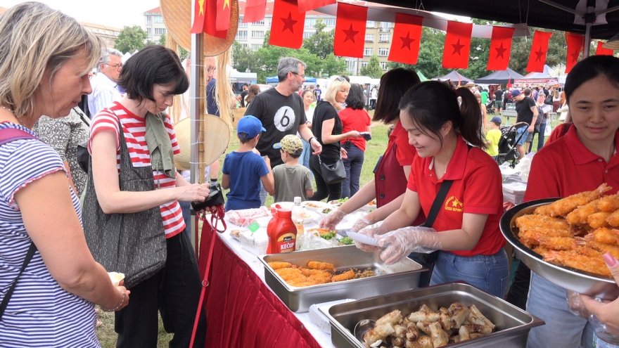 Bạn bè quốc tế ấn tượng với các món ăn Việt Nam tại lễ hội ẩm thực ở Séc
