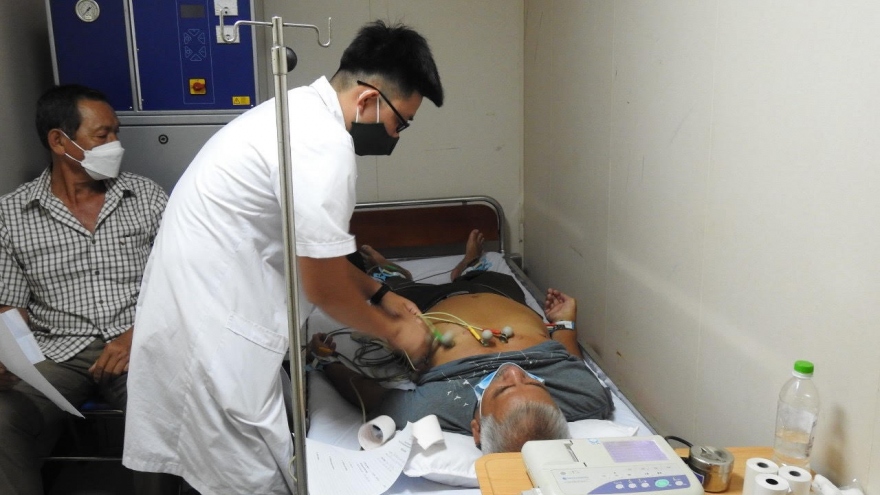 Tàu Bệnh viện 561 của Hải quân Việt Nam khám bệnh miễn phí cho người dân Phú Yên