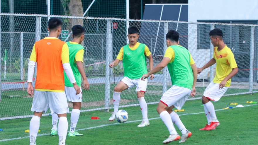 U19 Việt Nam ra sân tập luyện sau khi di chuyển "hành xác" tới Indonesia
