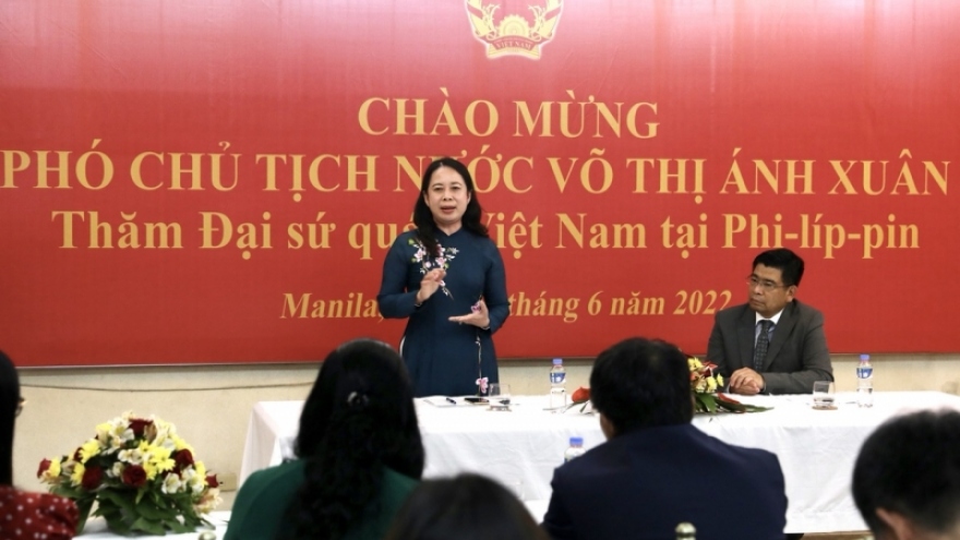 Bà Võ Thị Ánh Xuân thăm và gặp gỡ cán bộ nhân viên ĐSQ Việt Nam tại Philippines
