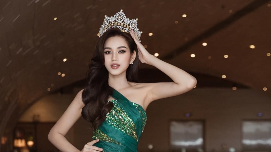 Hoa hậu Đỗ Thị Hà đẹp lộng lẫy, đội vương miện đi dự sự kiện