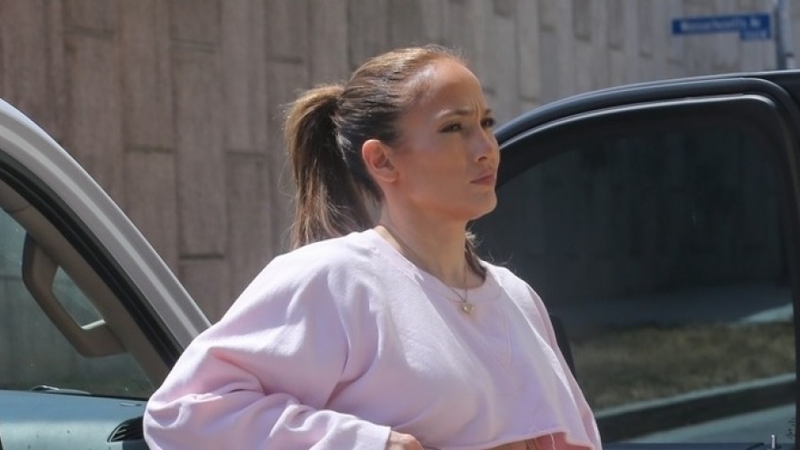 Jennifer Lopez diện croptop khoe body săn chắc đến studio
