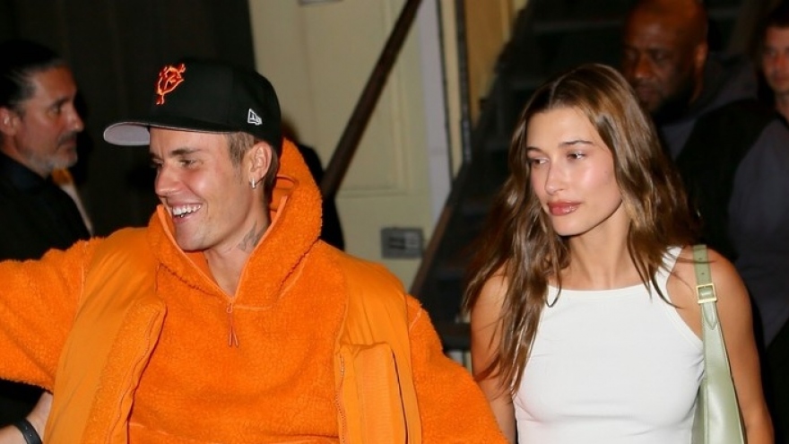 Justin Bieber diện đồ nổi bật, tình cảm nắm tay vợ đi ăn tối ở New York