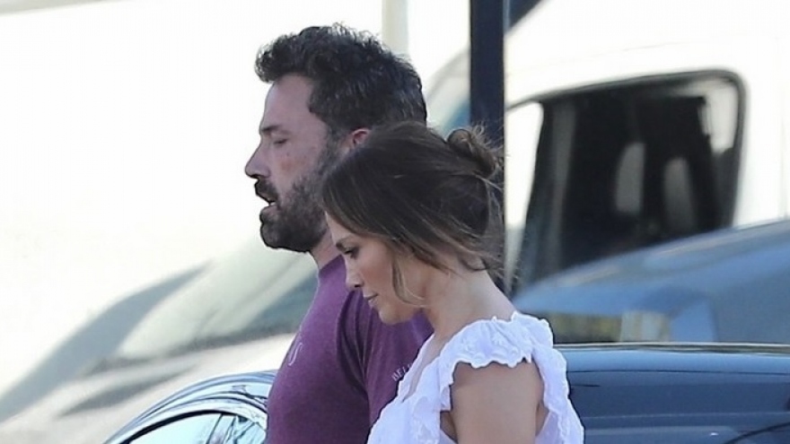 Jennifer Lopez lên đồ điệu đà, tình cảm nắm tay bạn trai trên phim trường