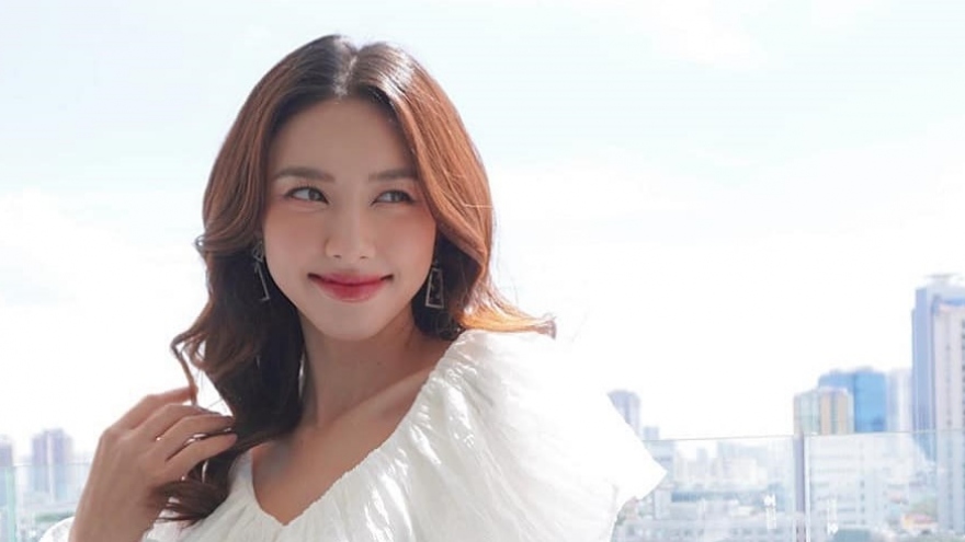 Hoa hậu Thùy Tiên đẹp hút mắt với đầm trắng tinh khôi sau 6 tháng đăng quang