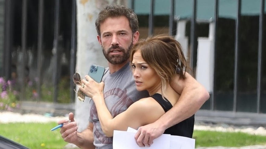 Jennifer Lopez và bạn trai "khóa môi" ngọt ngào trên phim trường