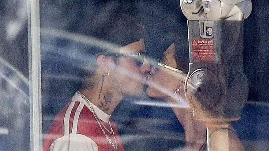 Justin Bieber ngọt ngào "khóa môi" bà xã giữa biến cố sức khỏe