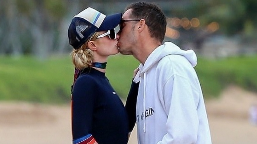 Kiều nữ Paris Hilton ngọt ngào "khóa môi" chồng trên bãi biển