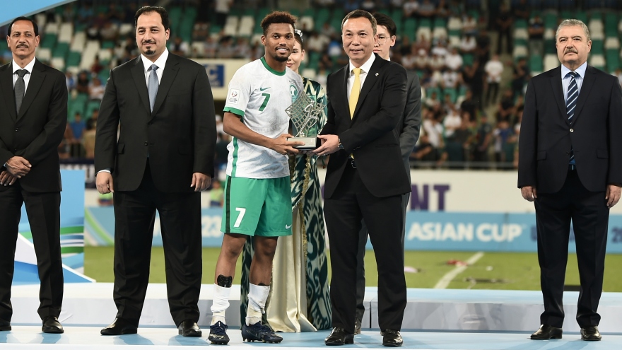 Lãnh đạo VFF trao giải cho Cầu thủ xuất sắc nhất VCK U23 châu Á 2022