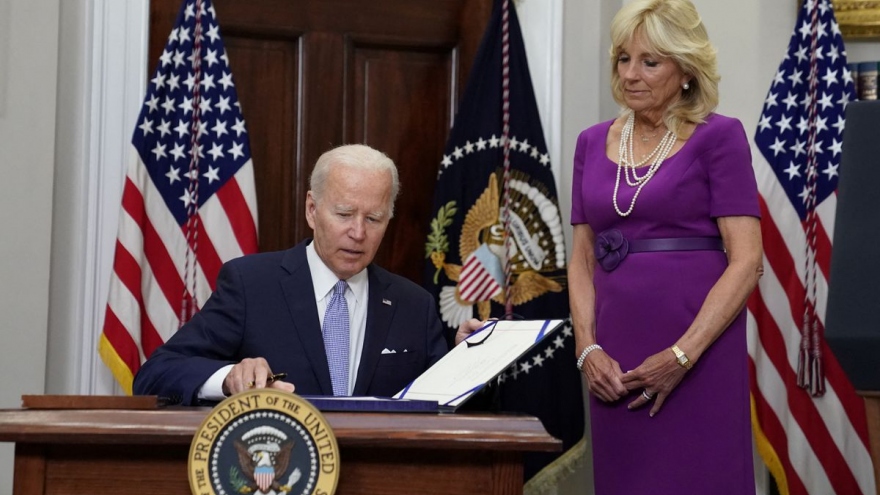 Tổng thống Mỹ Joe Biden ký ban hành luật kiểm soát súng đạn