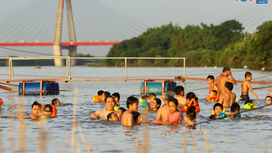 Người Hà Nội kéo ra sông hồ giải nhiệt nắng nóng