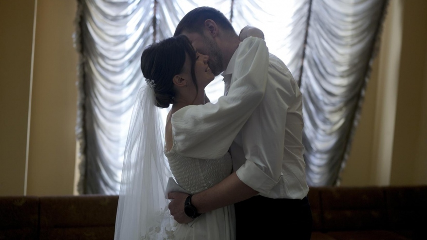 Chiến sự nổ ra, nhiều nam nữ thanh niên Ukraine vội vã kết hôn