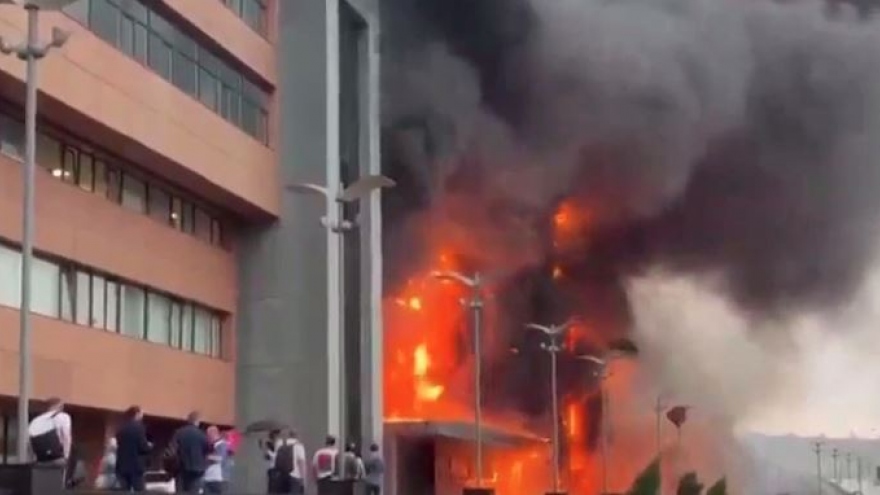 Cháy trung tâm thương mại ở Moscow, có thể còn người mắc kẹt bên trong