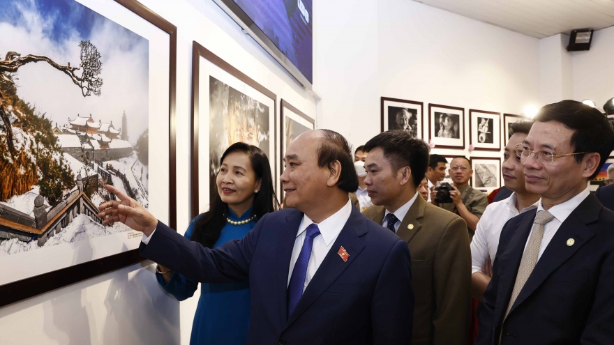 Chủ tịch nước dự triển lãm Ảnh nghệ thuật Quốc tế lần thứ 11 tại Việt Nam năm 2021