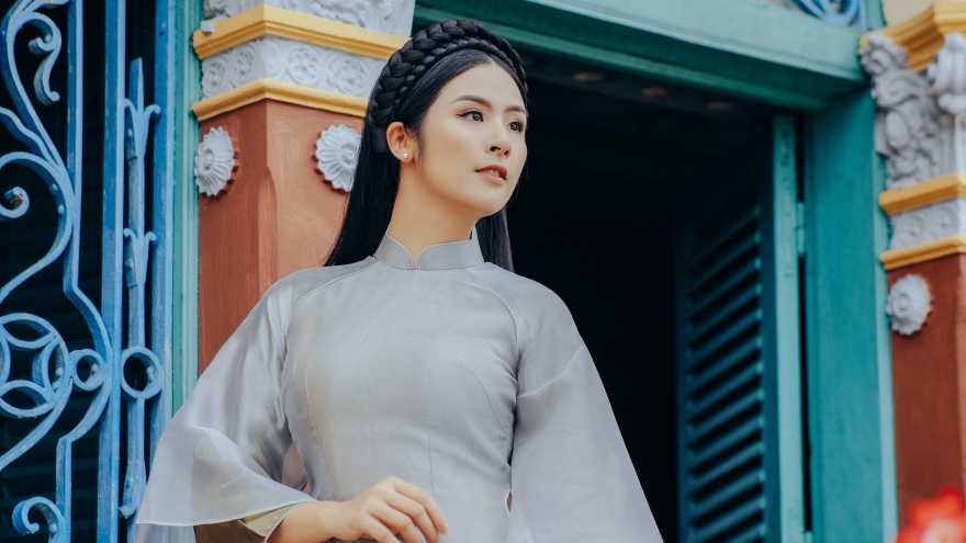 Hoa hậu Ngọc Hân chụp hình áo dài trong không gian nhà cổ Bình Thủy