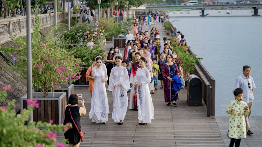 1.000 khán giả tham gia chương trình áo dài cộng đồng tại Huế