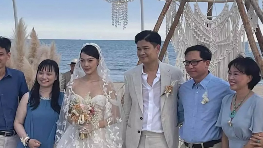Chuyện showbiz: Lộ ảnh cận mặt chồng ca sĩ Minh Hằng trong đám cưới