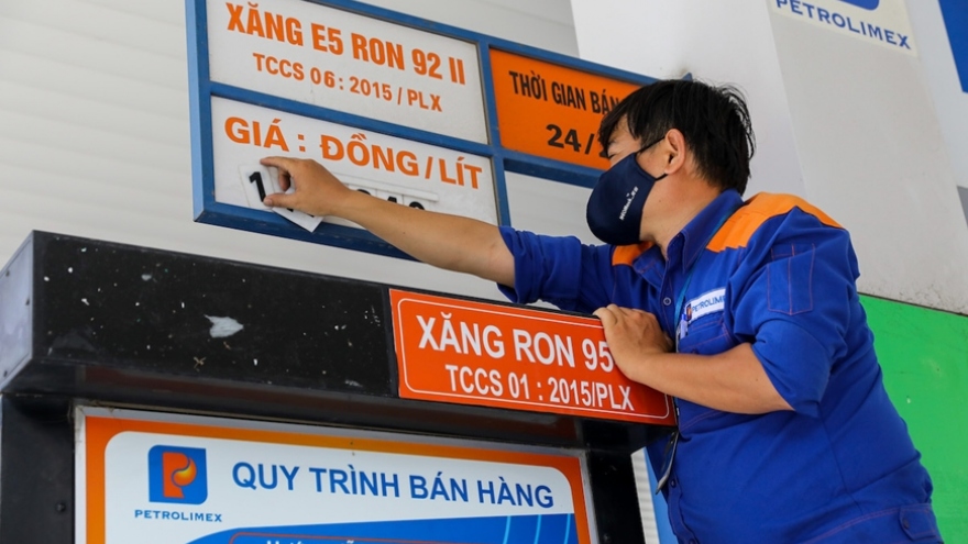 Việt Nam vẫn còn dư địa để kìm hãm đà tăng giá xăng dầu