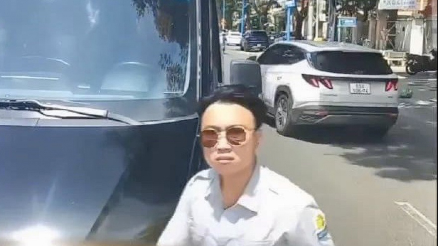 Xác minh tài xế hãng xe Hoa Mai đi lấn làn, hăm dọa đánh người