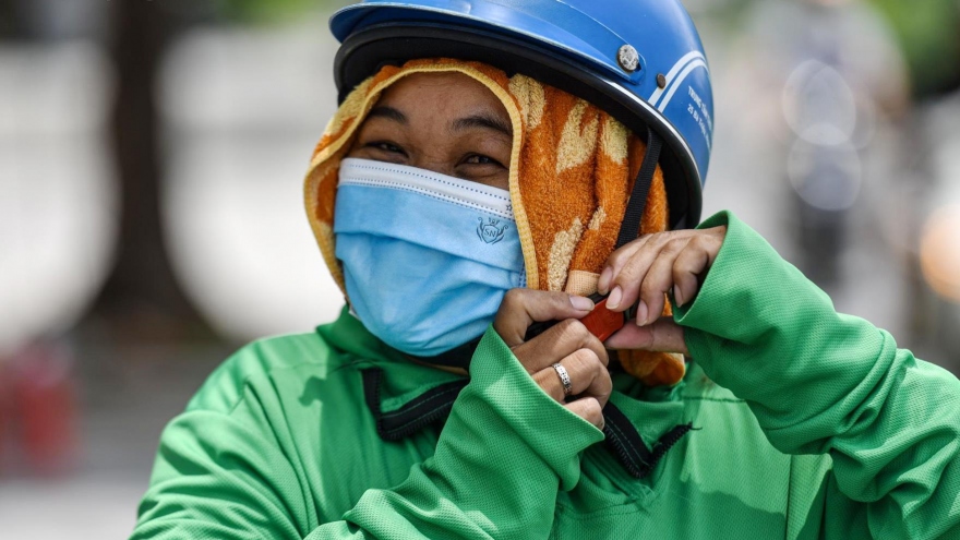Người lao động nhọc nhằn mưu sinh giữa ‘chảo lửa’ hơn 40 độ C ở Hà Nội