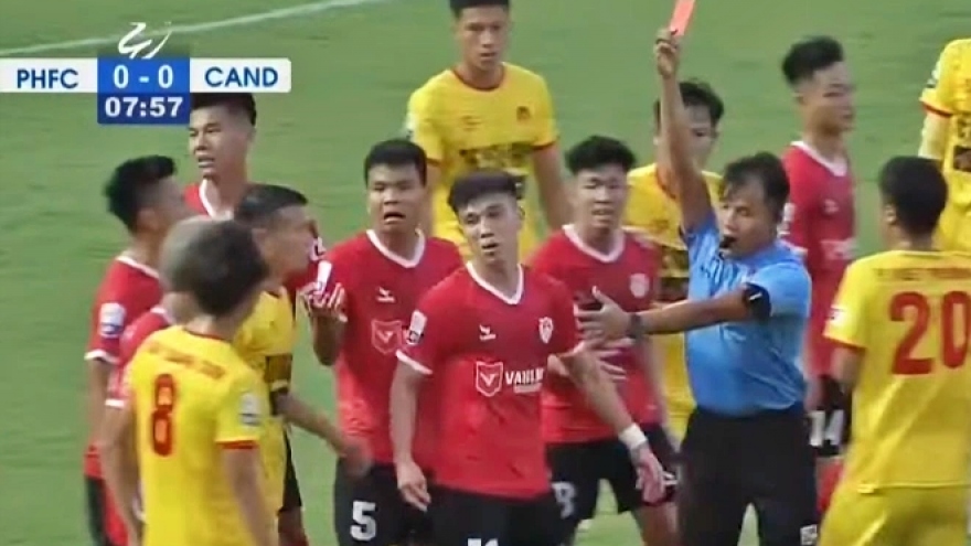 Tuyển thủ U23 Việt Nam nhận thẻ đỏ vì khiến đối thủ rời sân bằng cáng