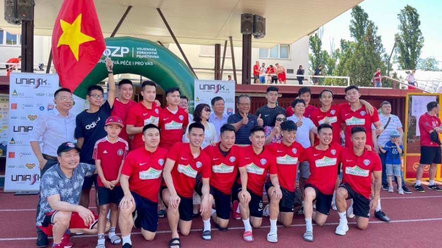 Đội bóng cộng đồng nguời Việt giành ngôi vô địch Giải bóng đá Thượng viện Séc