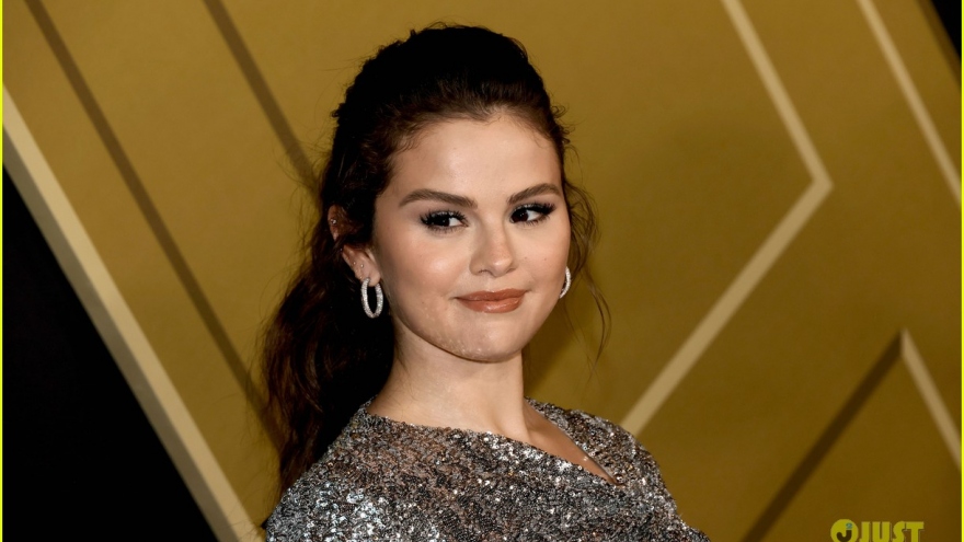 Selena Gomez diện đầm cut-out xẻ cao gợi cảm trong buổi ra mắt phim mới