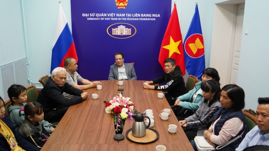 Đại sứ quán Việt Nam tại Nga tiếp tục hỗ trợ đưa đồng bào từ Donetsk về nước