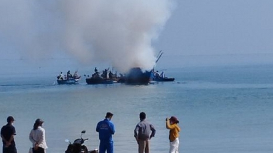 Tàu cá bốc cháy dữ dội khi neo đậu gần bờ