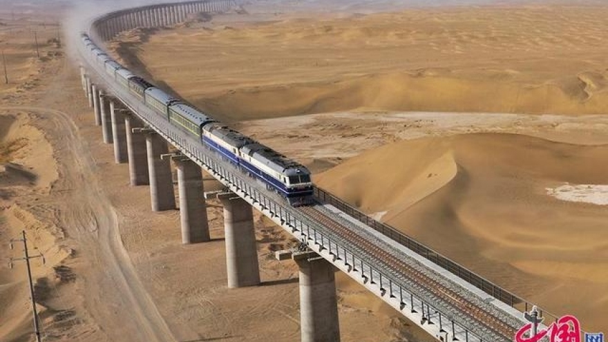 Trung Quốc xây dựng tuyến đường sắt quanh sa mạc đầu tiên trên thế giới
