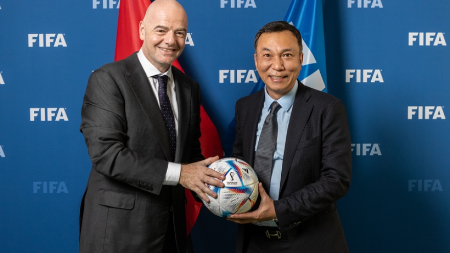 Quyền Chủ tịch VFF làm việc với Chủ tịch FIFA tại Pháp