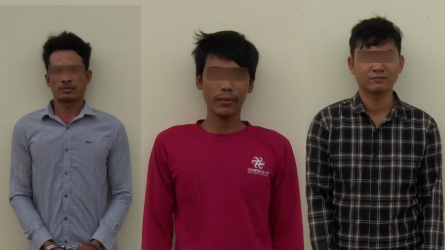 Bắt giam 3 đối tượng ép dân đóng tiền bảo kê để cào hến tại Kiên Giang