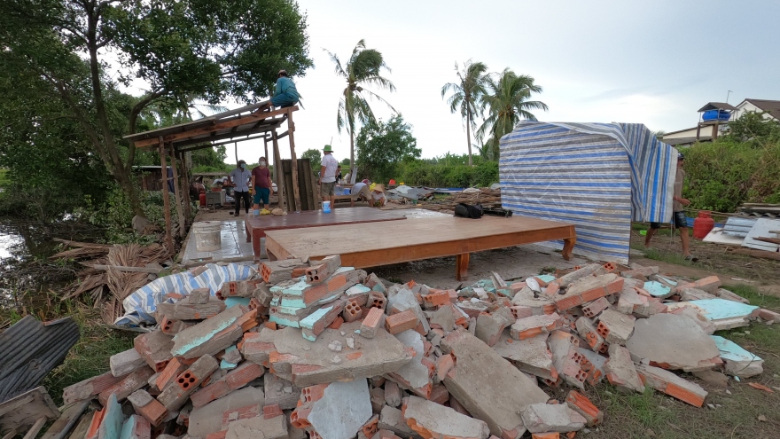 Giông lốc làm sập và tốc mái hơn 200 căn nhà tại Cà Mau