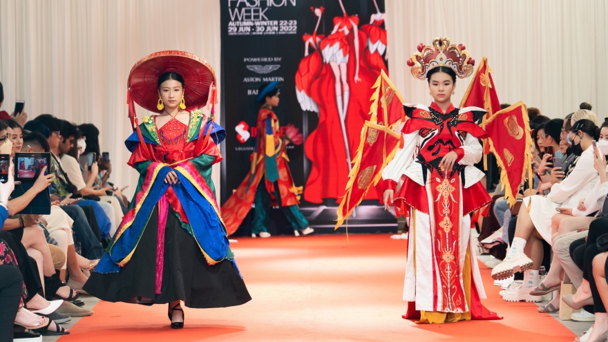 Tuần lễ Thời trang Thái Lan mở màn với BST "Thanh âm Việt và sắc màu 5 châu"