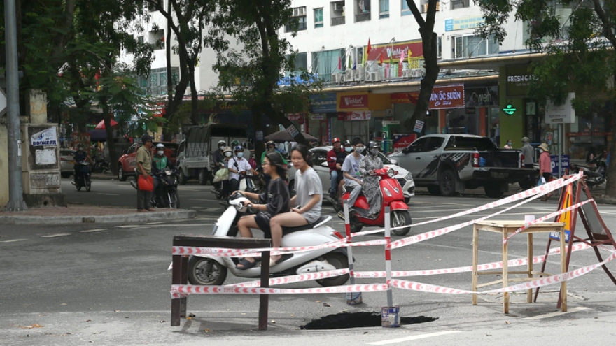 Hà Nội: Xuất hiện 'hố tử thần' trên đường Nguyễn Hữu Thọ