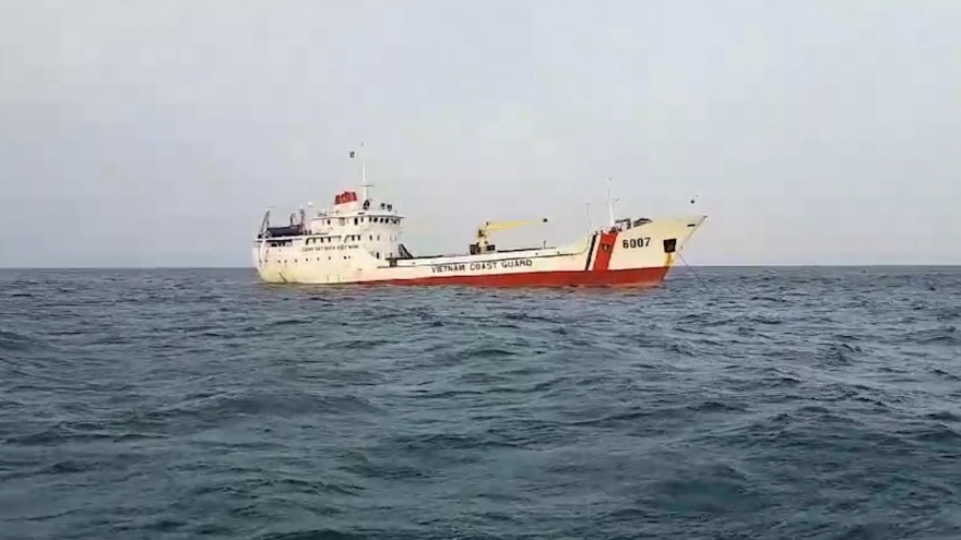 Tàu Cảnh sát biển kịp thời cấp cứu ngư dân bị nạn